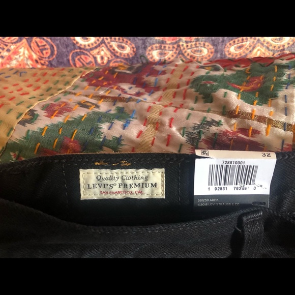 Levi’s 501 High Rise Distressed Jean Shorts - Picture 4 of 7